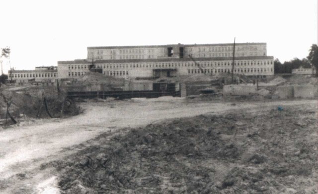 O budowie szpitala onkologicznego mówiło się już w 1975 r. Kilka lat później dr n. med. Jacek Śniegocki został dyrektorem budowy szpitala i to jemu przypisuje się dziś największe zasługi.25-lecie bydgoskiego Centrum Onkologii 