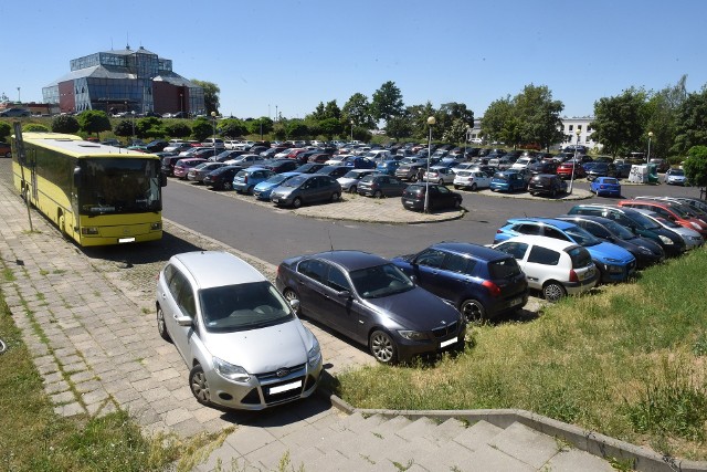 Urząd miasta przygotował trzy koncepcje na zagospodarowanie dachu parkingu.