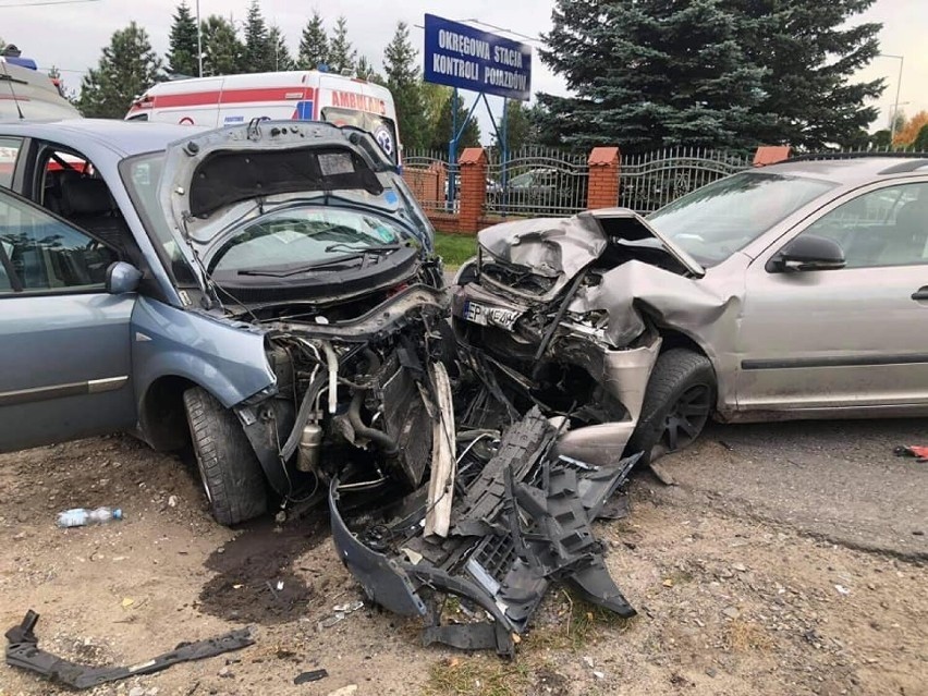 Zderzenie trzech samochodów osobowych. Jedno auto dachowało!