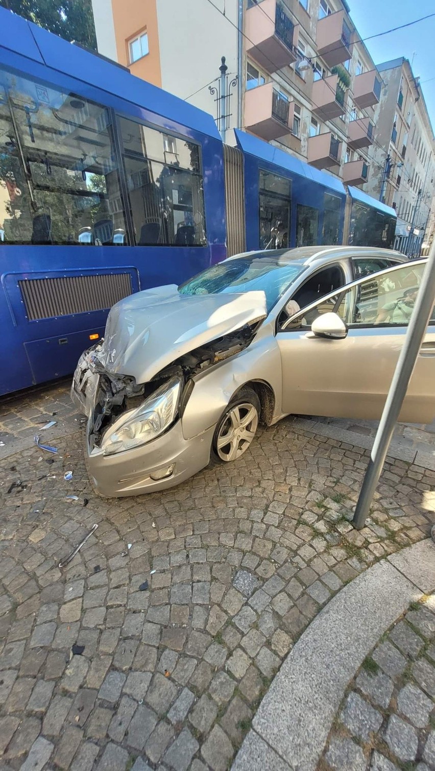 Zderzenie wyglądało bardzo poważnie. Maska samochodu jest...