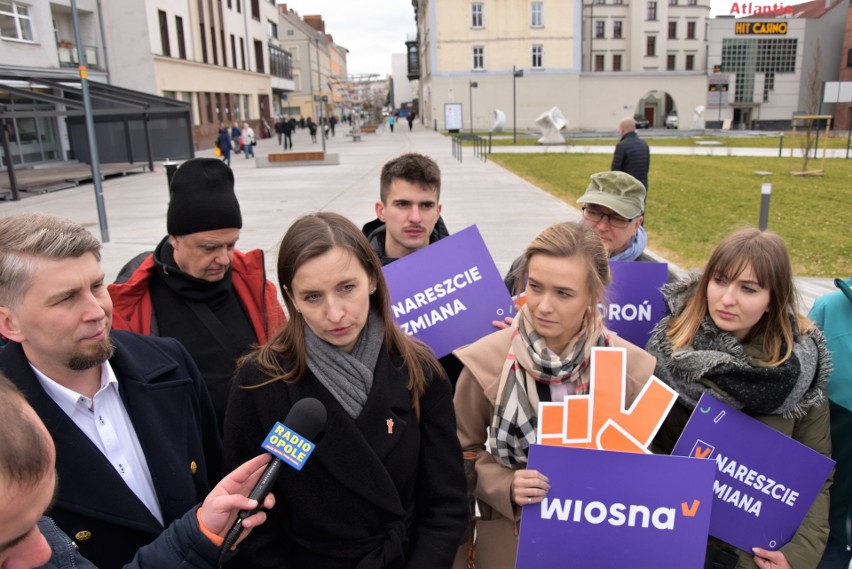 Sylwia Spurek i działacze opolskich struktur partii Wiosna