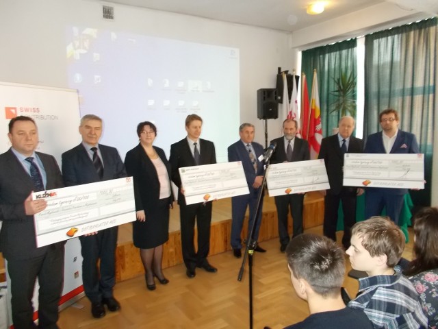 Cztery czeki po 7000 zł przekazali sponsorzy gospodarzom gmin
