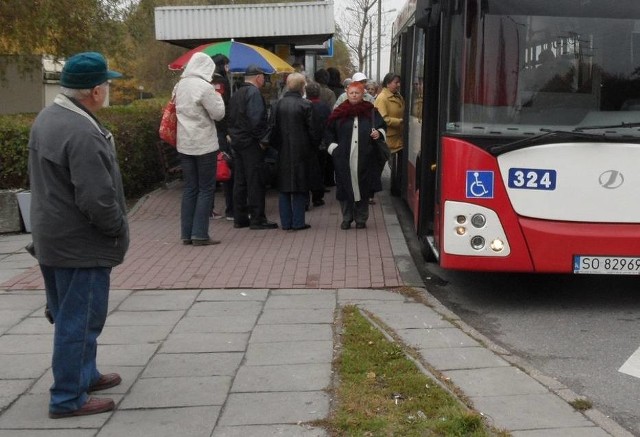 Od 1 marca mieszkańcy Dąbrowy Górniczej-Okradzionowa zyskają wieczorem dodatkowe połączenie autobusowe. Wydłużony zostanie tam jeden z kursów linii autobusowej nr 605.