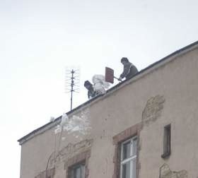 Zalegający na dachach śnieg grozi katastrofa budowlaną. (fot. sxc)