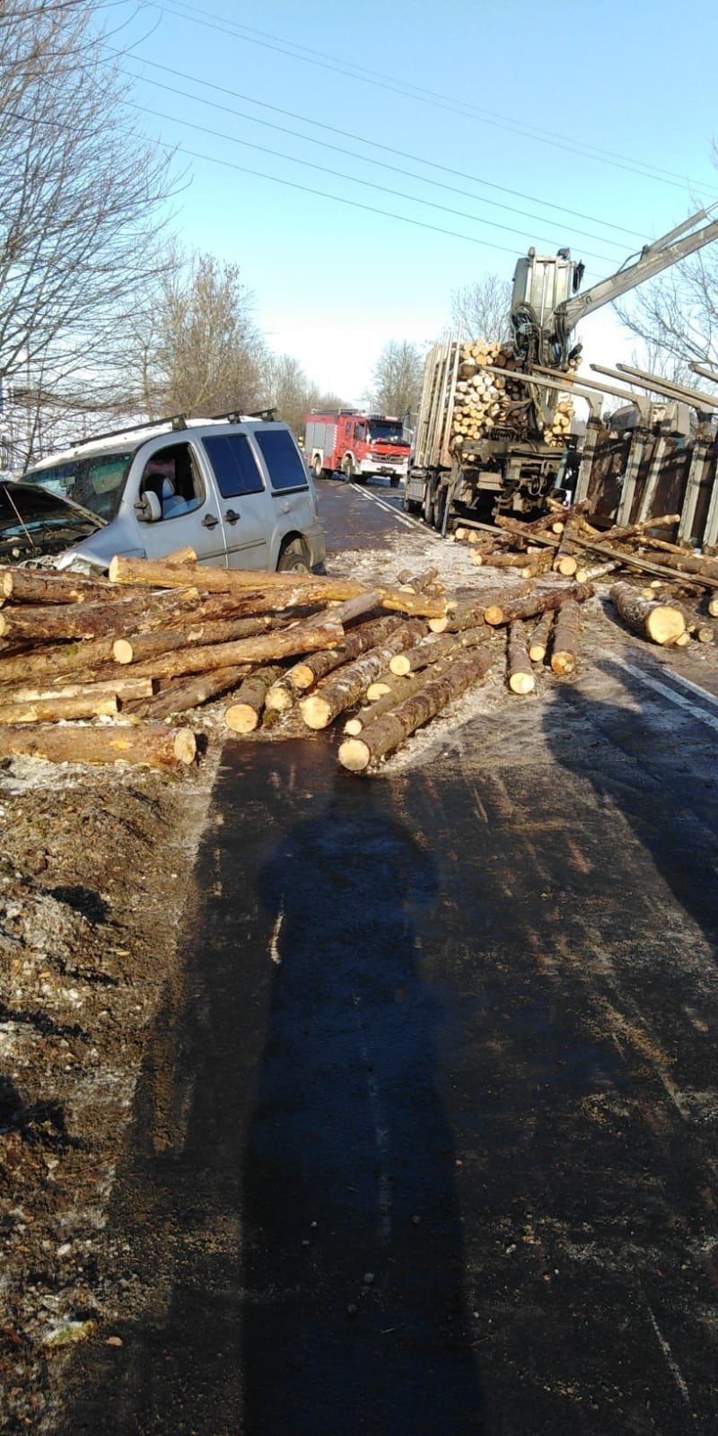 Wypadek koło Świdwina z udziałem ciężarówki wiozącej drewno