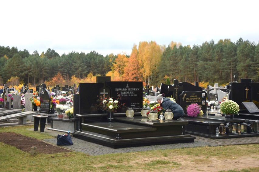 Cmentarz przy Wiśniowej w Ostrowi Mazowieckiej. Tak wyglądał 1.11.2023 w Dniu Wszystkich Świętych