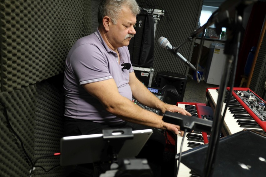 Roman Makowski ze Szczecinka w telewizyjnym show The Voice Senior
