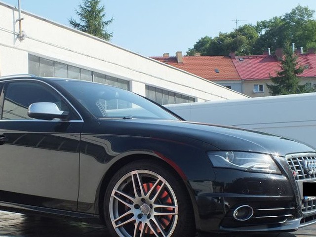 Policjanci z koszalińskiej komendy odzyskali Audi S4 skradzione tydzień temu na terenie Niemiec. Właściciel wycenił straty na prawie 100 tysięcy złotych..  Za kradzież z włamaniem podejrzanemu 19-latkowi grozi 10 lat pozbawienia wolności. 