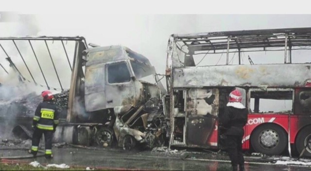 Z nieoficjalnych informacji wynika, że spłonęły autobus, bus, tir, samochód osobowy.