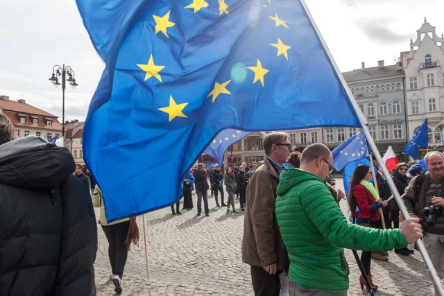 Dziś w Bydgoszczy - podobnie jak w wielu miastach Polski i Europy - manifestowano radość z członkostwa w Unii Europejskiej. Równo 60 lat temu podpisano Traktat ustanawiający Europejską Wspólnotę Gospodarczą. Na manifestacji zjawili się również przeciwnicy Unii Europejskiej.
