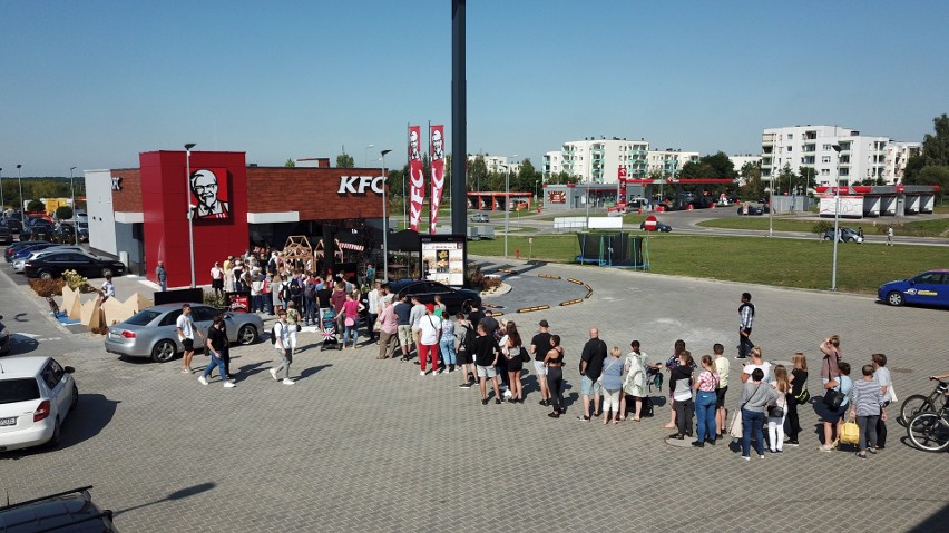 Rozdawali kubełki KFC za złotówkę! Zobacz otwarcie KFC w Kielcach [ZAPIS TRANSMISJI] 