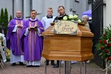 Tłumy ludzi żegnały zastrzelonego sołtysa Zbrzy, zasłużonego strażaka [ZDJĘCIA, WIDEO]  