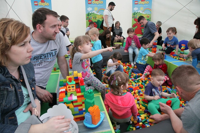 Dzień Dziecka w Łodzi. Wielkie budowanie Lego w Manufakturze [ZDJĘCIA, FILM]