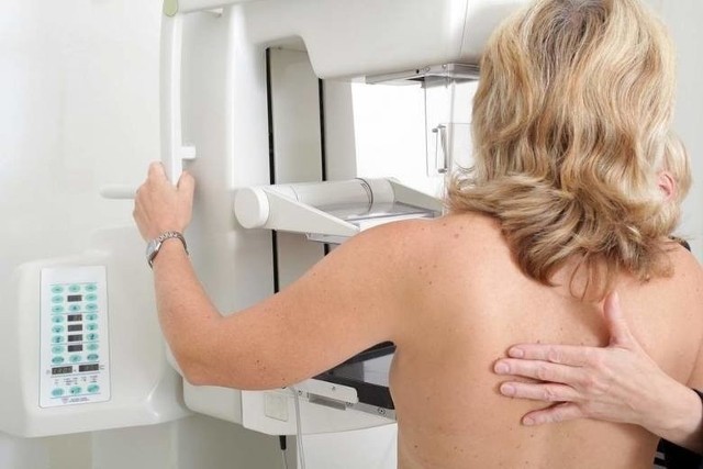 W uchronieniu się lub wczesnym wykryciu nowotworu pomaga mammografia. Warto wykonywać ją przynajmniej raz na dwa lata, a po przekroczeniu 50. roku życia - co roku