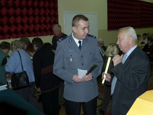 Staszowscy policjanci starają się dotrzeć do osób starszych poprzez akcję &#8222;Bezpieczny Senior&#8221;. Na zdjęciu w trakcie spotkania z uczestnikami Uniwersytetu Trzeciego Wieku. Z lewej podinspektor Mariusz Przyborowski, zastępca Komendanta Powiatowego Policji w Staszowie, obok Henryk Albera prezes Staszowskiego Towarzystwa Kulturalnego.