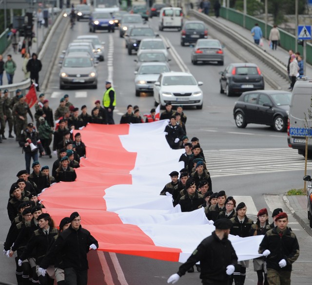 Dzień Flagi Rzeczypospolitej w Przemyślu rozpoczęła uroczystość pod pomnikiem Orląt Przemyskich z udziałem Kompanii Honorowej Wojska Polskiego. Tuż potem przemaszerowano Wyb. Jana Pawła II przez kładkę, Wyb. Marszałka Piłsudskiego do Rynku. W Rynku harcerze uroczyście złożyli flagę i przekazali prezydentowi Robertowi Chomie.W planie był także przelot paralotniarzy, jednak przeszkodził wiatr.