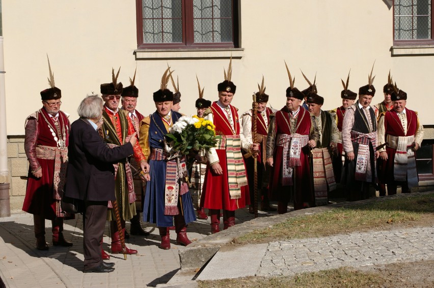 Pomnik Papieża przy farze poświęcony. Uroczystości przewodniczył biskup rzeszowski Jan Wątroba [ZDJĘCIA]