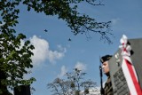 Nowy pomnik w Poznaniu! Myśliwce F-16 przeleciały nad Muzeum Broni Pancernej. Oddano hołd zamordowanym w Katyniu