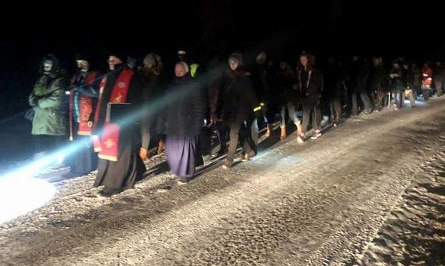 Nocą, przy siarczystym mrozie wierni szli Dekanalną Drogą Krzyżową 2018 - z Działoszyc do Skalbmierza.