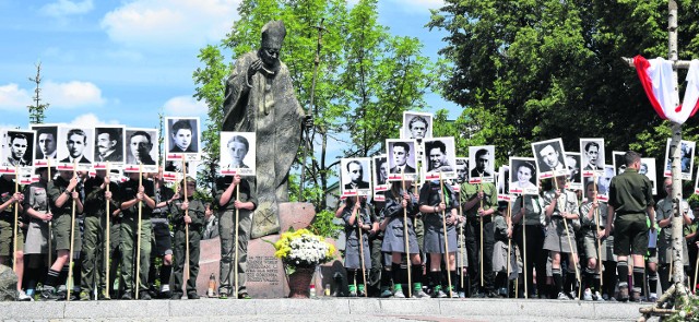 W uroczystościach przed pomnikiem Jana Pawła II uczestniczyło bardzo dużo młodych suwalczan, przede wszystkim harcerzy