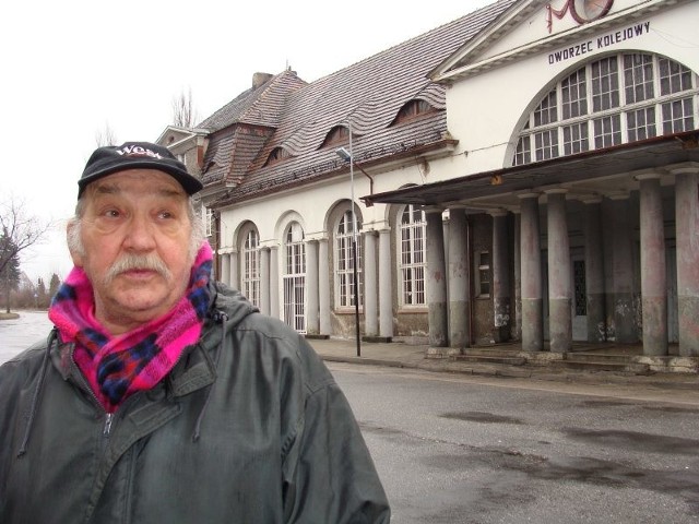 - To kiedyś była jedna z największych stacji PKP w Polsce &#8211; wspomina Jan Dróżdż, emerytowany kolejarz. &#8211; Aż się serce kroi, gdy patrzę, jak popada w ruinę.