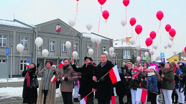Wypuszczenie w niebo stu biało-czerwonych balonów zainaugurowało obchody odzyskania Niepodległości przez Polskę w powiecie zwoleńskim.