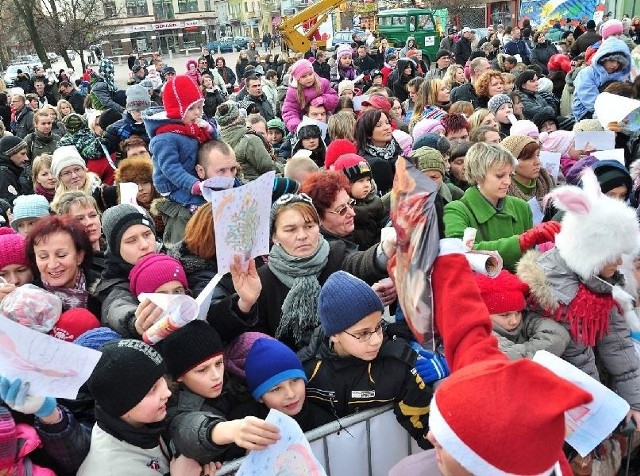 Tłumy najmłodszych mieszkańców Tarnobrzega, wraz ze swoimi rodzicami oraz opiekunami, przyszły w niedzielę na plac Bartosza Głowackiego, aby za świąteczny rysunek otrzymać drobny upominek.