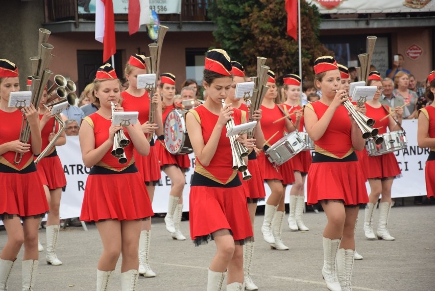 Parada i tańce instrumentalistów w Skale. Festiwal Orkiestr Wojskowych i Dętych