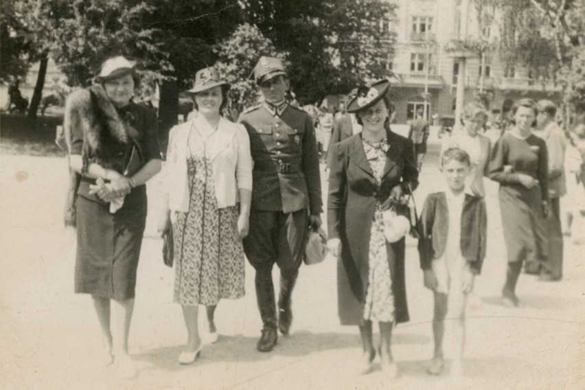Kapral 10. pułku ułanów na spacerze z rodziną, lata 30. XX...