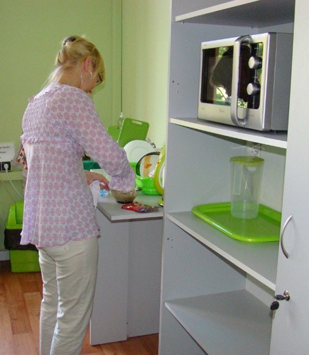 Pokój do posiłków wyposażony został w sprzęt kuchennyi naczynia.