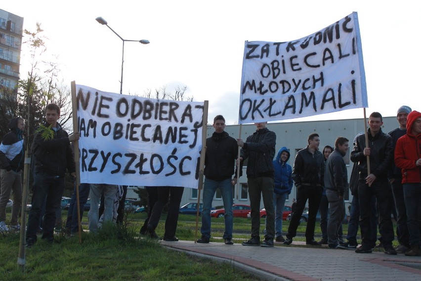 Absolwenci klas górniczych pikietowali przed siedzibą JSW.