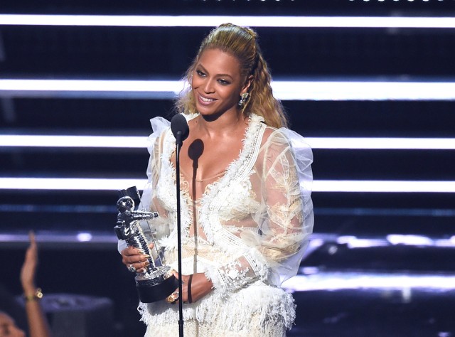 Piosenkarka Beyonce akceptująca nagrodę w kategorii "Teledysk roku" za "Lemonade" podczas rozdania nagród MTV Video Music Awards w Nowym Jorku (28.08.2016, USA).