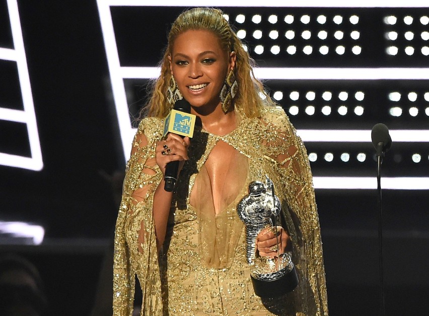 Beyonce akceptująca nagrodę w kategorii "Najlepszy teledysk...