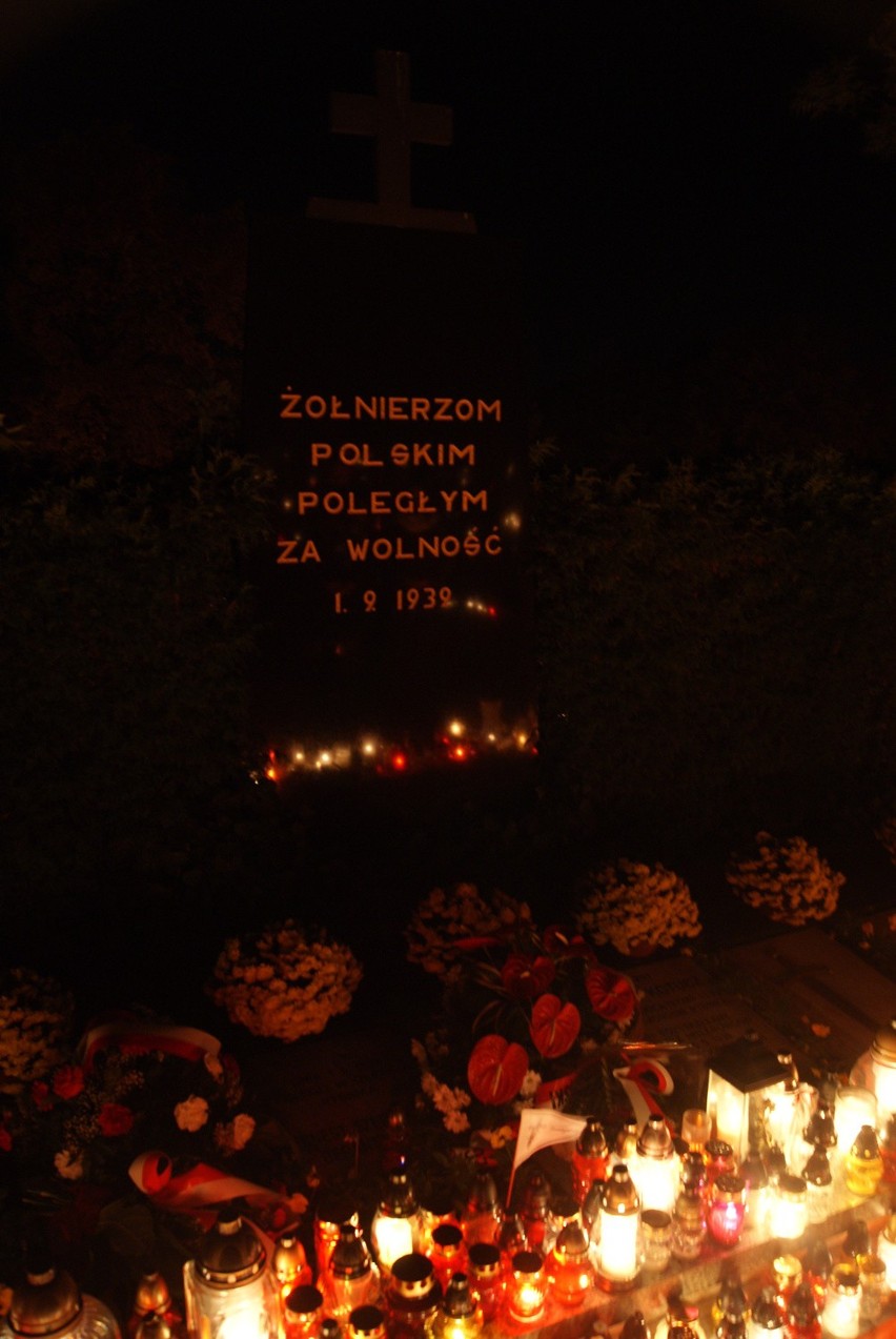 Cmentarz komunalny w Rybniku nocą