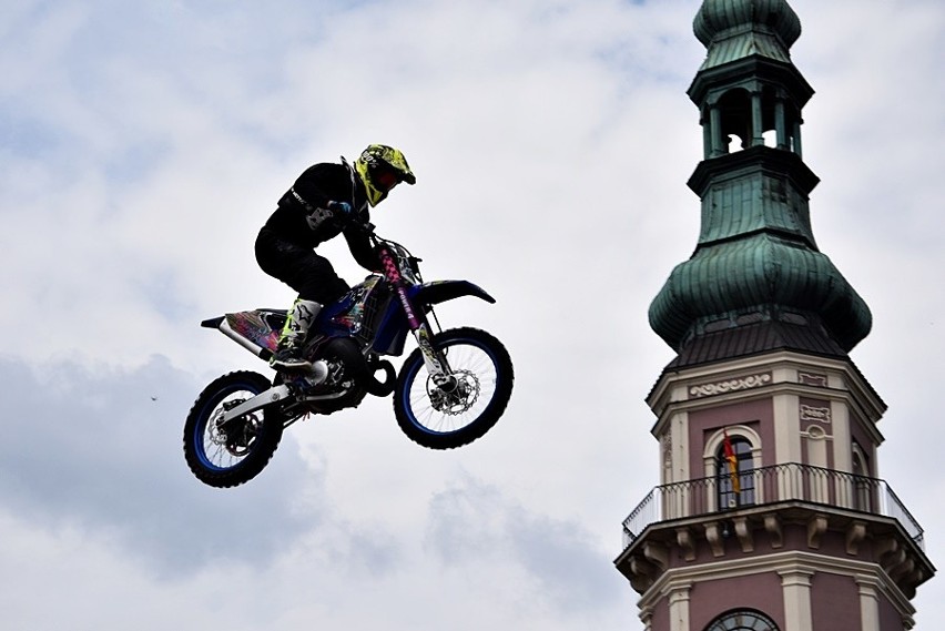 „Zamość na okrągło". Ekstremalne pokazy motocrossowe i zawody strong menów. Zobacz zdjęcia!