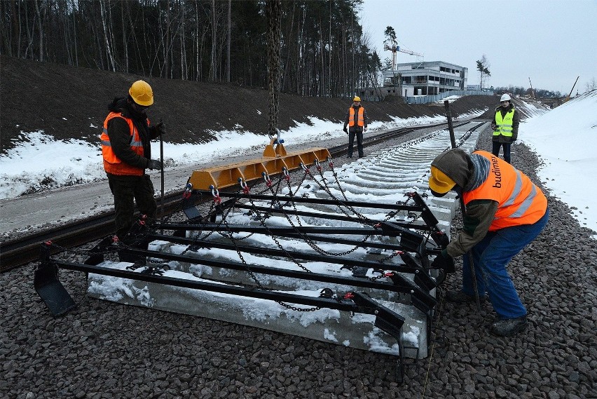 Budowa Pomorskiej Kolei Metropolitalnej. Rozpoczęło się układanie pierwszych torów [ZDJĘCIA]