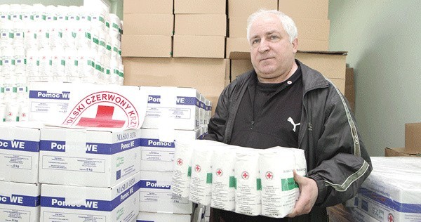 Juliusz Aniszewski z PCK przyjął do magazynu przy ul. Unii Lubelskiej w Kołobrzegu około 15 ton mąki, makaronów i sera. Żywność trafi do powodzian. 