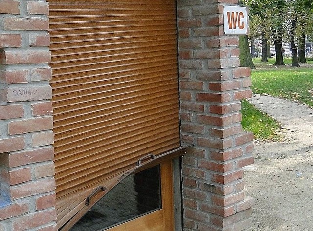 Wandale zniszczyli roletę zakrywającą drzwi do szaletu w parku Kościuszki.