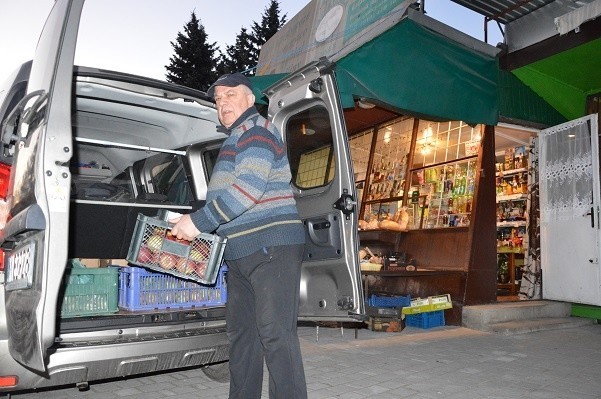 Tadeusz Durlak nie zamierza dźwigać skrzynek z owocami z parkingu przy ul. Zamenhofa. Towar wypakowuje przed kioskiem