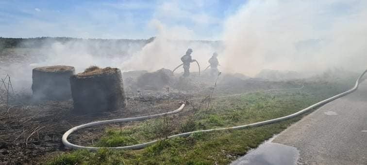 Strażacy znów gasili pożar słomy w Dymitrowie Dużym. Dokładnie przelali wodą pogorzelisko (ZDJĘCIA)