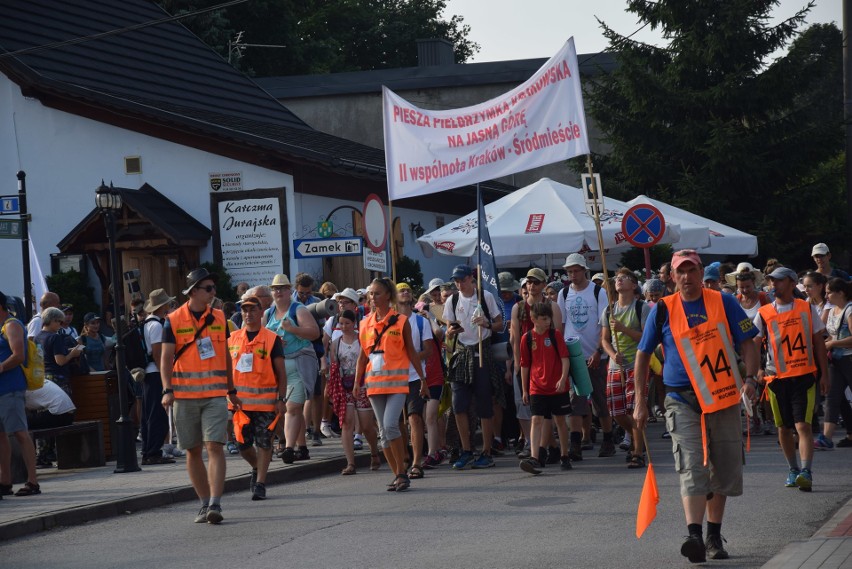 Pielgrzymka Krakowska 2018 w Ogrodzieńcu ZOBACZCIE ZDJĘCIA Pątnicy idą na Jasną Górę przez Jurę Krakowsko-Częstochowską