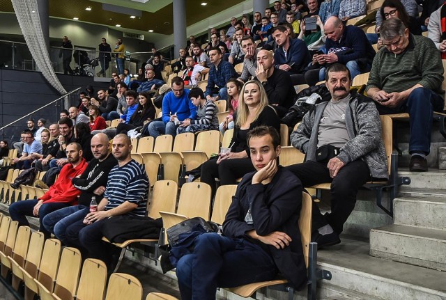 Enea Astoria Bydgoszcz pokonała w sobotę w „Artego Arenie” Księżaka Łowicz 100:73 w meczu otwierającą rundę rewanżową sezonu zasadniczego I ligi koszykarzy. Nerwowo było tylko po I kwarcie, którą goście wygrali 26:16. Potem dominowali już podopieczni Grzegorza Skiby, którzy wygrali po raz jedenasty w tym sezonie (na koncie mają też pięć porażek). Wynik spotkania na 9 sekund przed końcem rzutem za 3 punkty ustalił niespełna 17-letni Karol Lebiedziński.ZOBACZ ZDJĘCIA Z TRYBUN I PARKIETU "ARTEGO ARENY" >>>Astoria Bydgoszcz - Księżak Syntex Łowicz.
