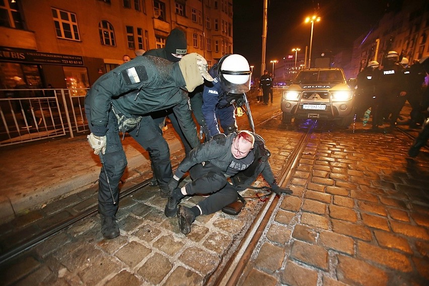 Duże siły policji zatrzymały marsz na ulicy Dubois. Użyto...