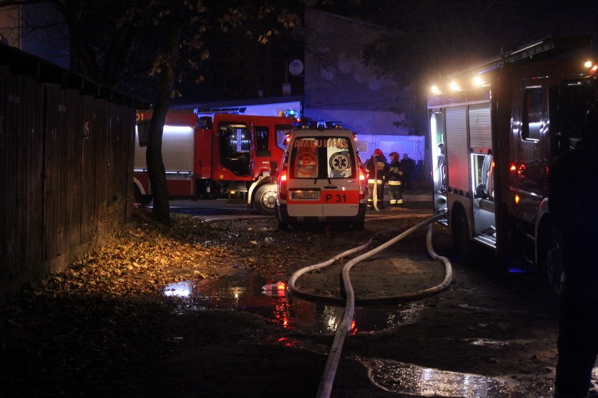 Śmiertelny pożar na Zawiszy Czarnego 5 w Łodzi. Zginęły trzy...