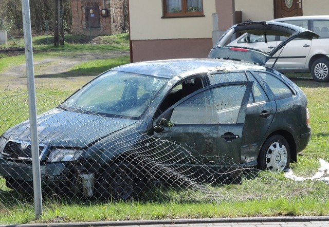 Dzisiaj (niedziela) na drodze krajowej nr 20 w Wołczy Małej (gm. Miastko) doszło do kolizji. Kierująca skodą nie dostosowała prędkości do warunków panujących na drodze, straciła panowanie nad pojazdem i uderzyła w ogrodzenie. Nic nikomu się nie stało. Kobietę ukarano mandatem w wysokości 400 zł. (ang) 