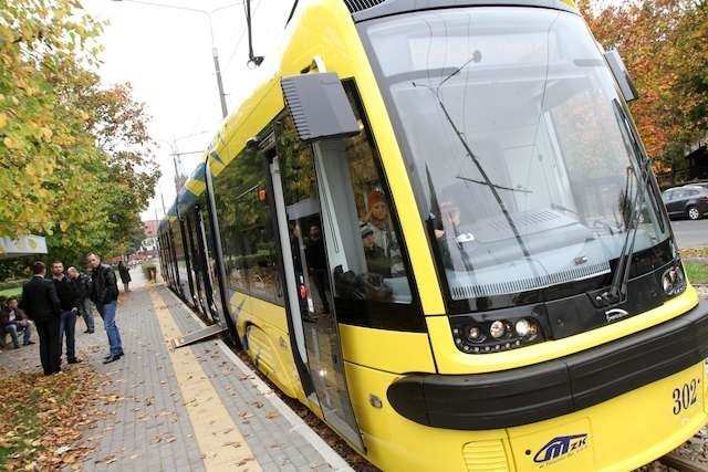 Zdaniem mieszkańców budynków przy Szosie Lubickiej, wstrząsy powodują przejeżdżające w sąsiedztwie swingi