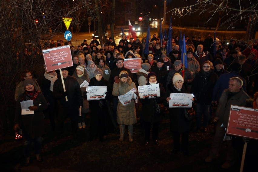 Demonstracja przed biurem poselskim PiS w Słupsku.