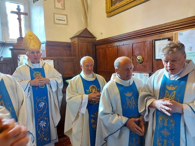 Uroczystość 50-lecia święceń kapłańskich księdza kanonika Adama Radzimirskiego. Tu na zdjęciu drugi z lewej obok arcybiskupa Wacława Depo.