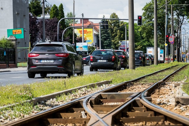 Jedyne inwestycje w torowiska tramwajowe w Bydgoszczy w ubiegłym roku to wymiana dwóch rozjazdów na pętli Babia Wieś. Jak będzie w tym roku, na razie nie wiadomo. Motorniczowie nie ukrywają, że liczące wiele lat szyny tory zaczynają się w mieście sypać.
