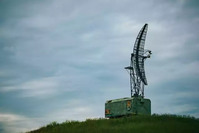 Rosyjskie urządzenie do zakłócania GPS w samolotach i na statkach przypomina wielką antenę.